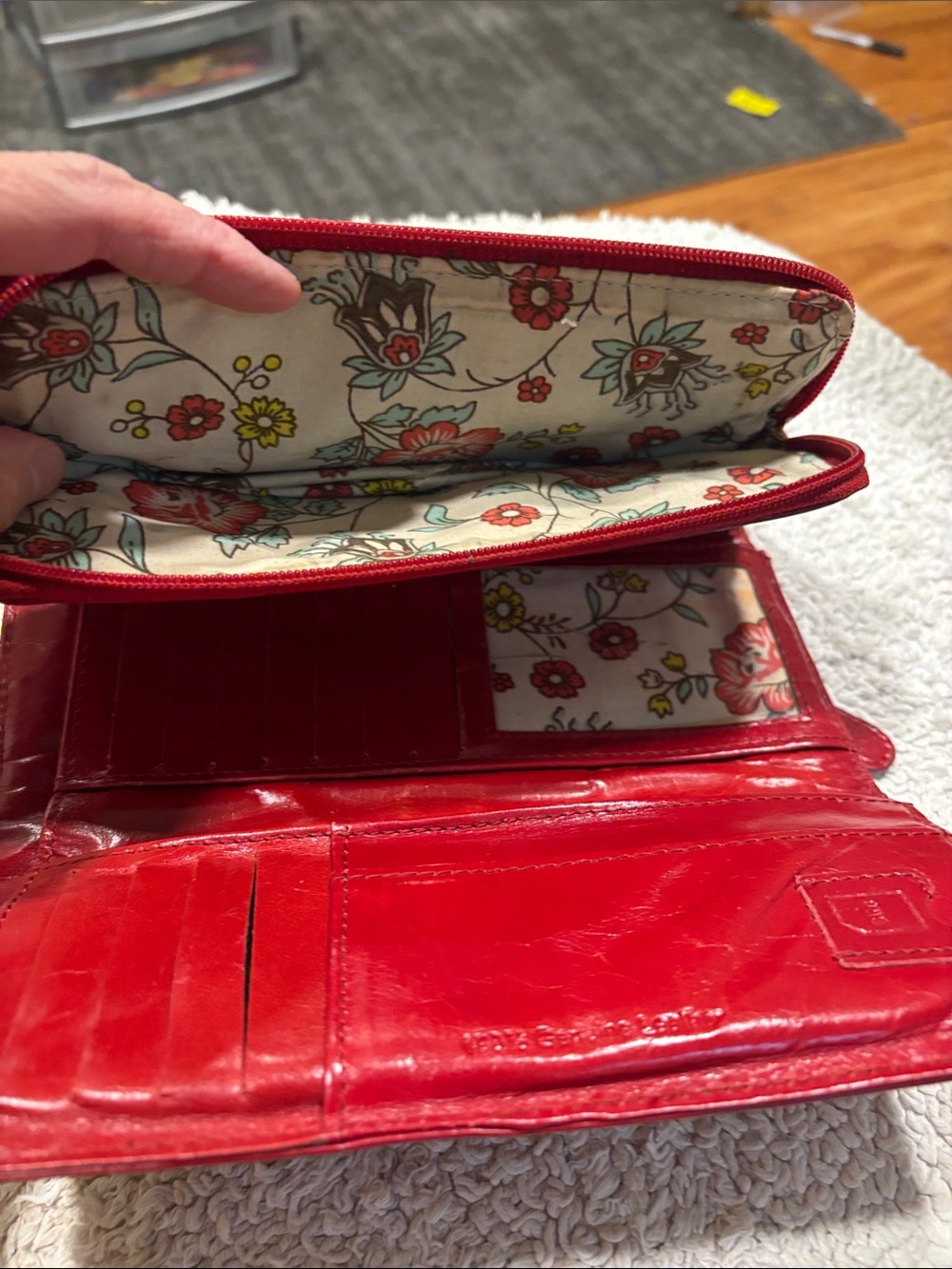 HOBO  International Vintage Red Women's 100% Leather Wallet with Magnetic Snaps - Picture 6 of 10